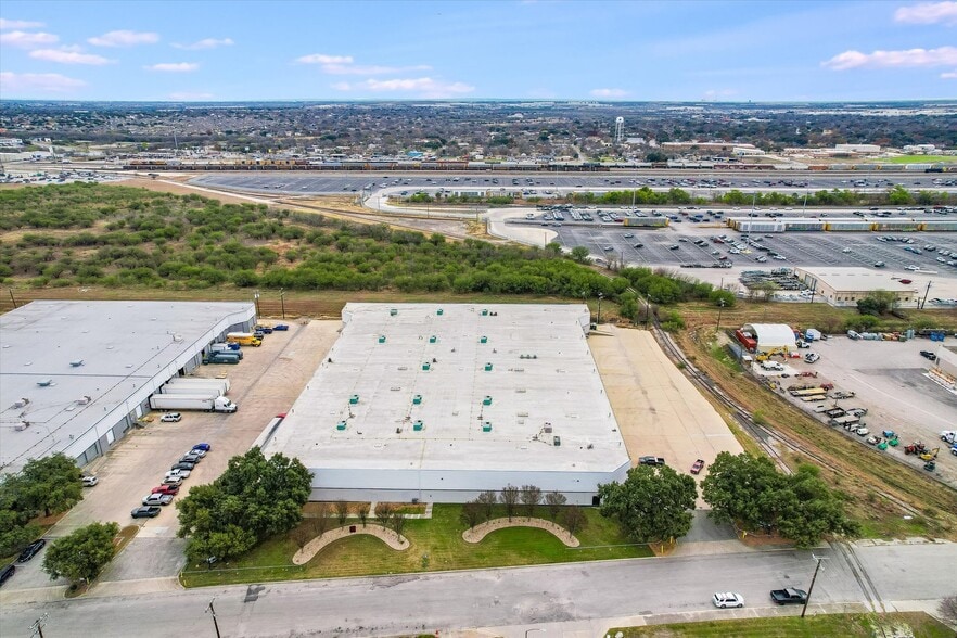 More Photos Of 5100 Kaepa Ct, San Antonio Distribution For Sale