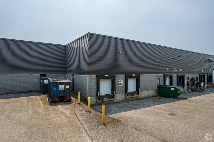 More Photos Of 2103-2167 Boul Dagenais O, Laval Warehouse For Lease