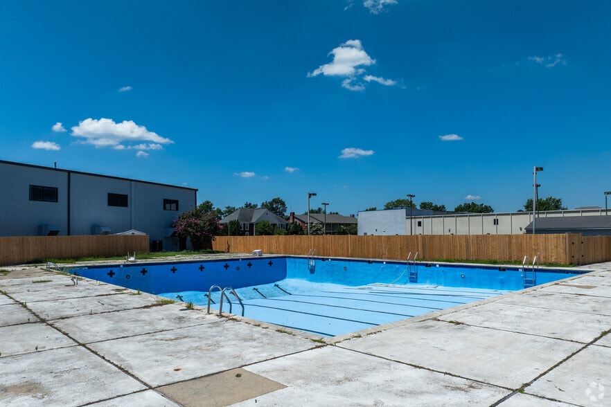 More Photos Of 46 Northtown Dr, Jackson Swimming Pool For Lease