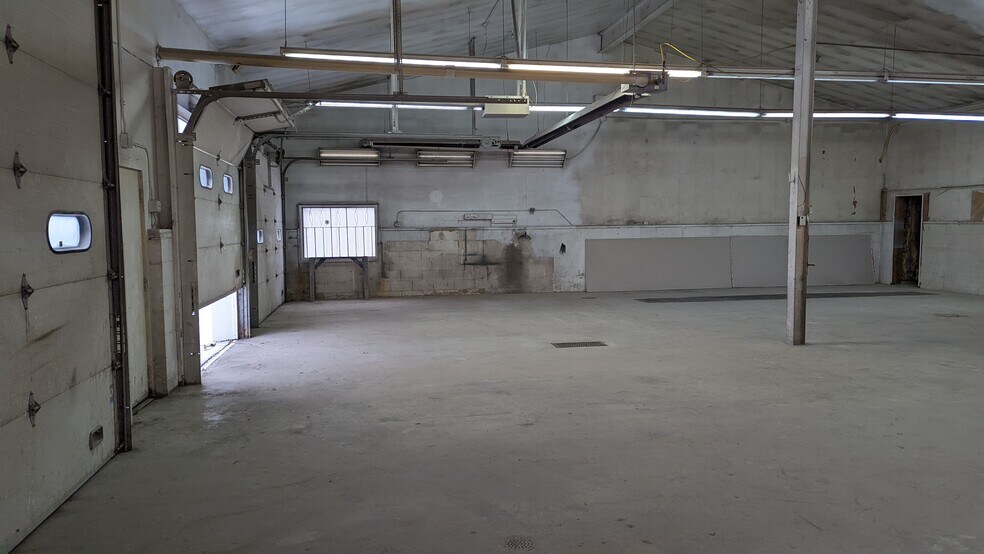 More Photos Of 295-297 37th St NE, Rochester Auto Repair For Lease