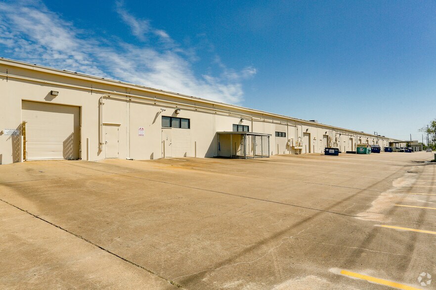 More Photos Of 2525 W Bellfort St, Houston Research And Development For Lease