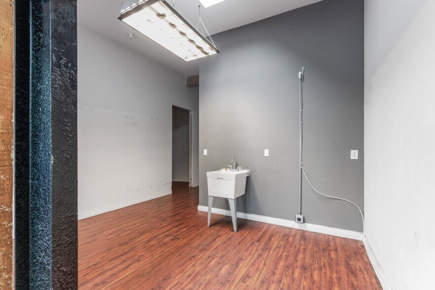 More Photos Of 2079 E 15th St, Los Angeles Flex For Lease