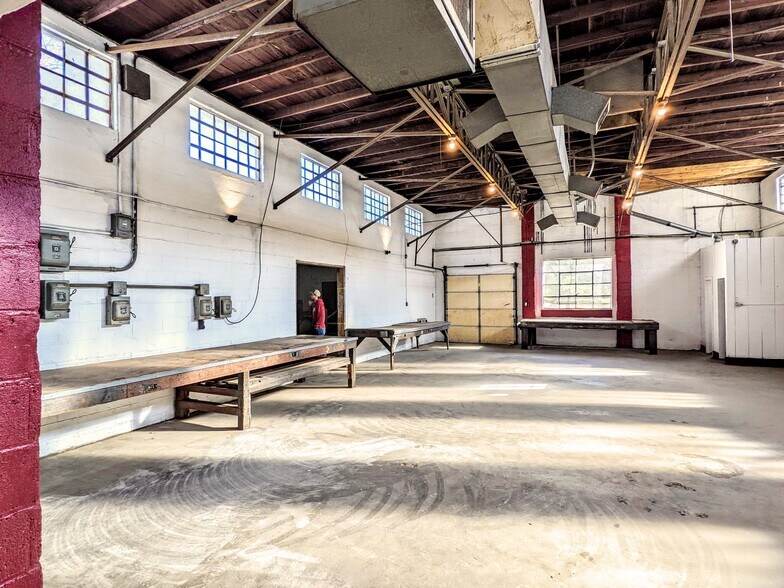 More Photos Of 2706 W 11th St, Little Rock Light Manufacturing For Sale