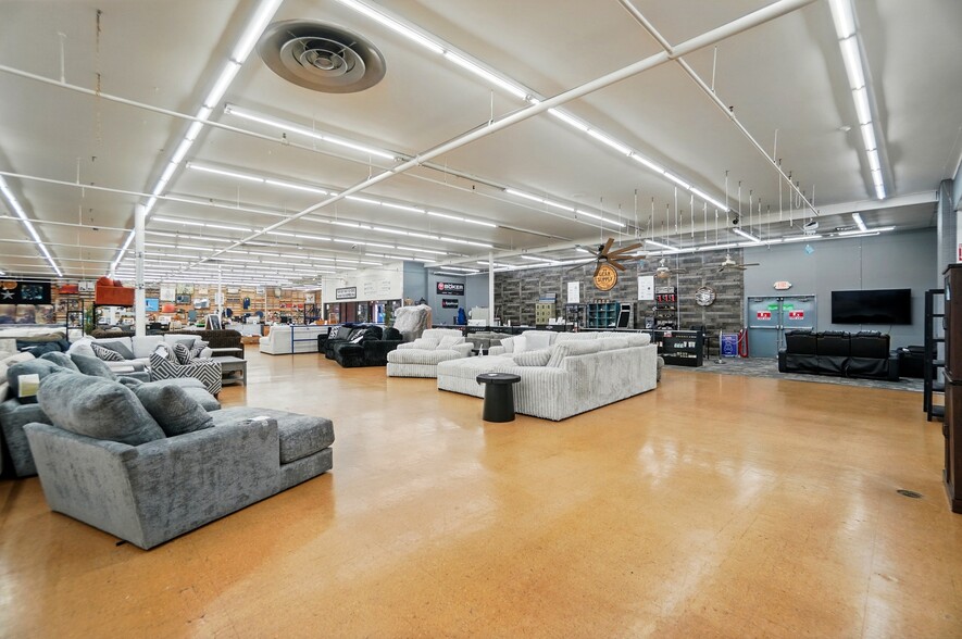 More Photos Of 50 Eswin St, Cincinnati Freestanding For Sale