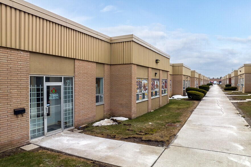 More Photos Of 2446 Cawthra Rd, Mississauga Flex For Lease