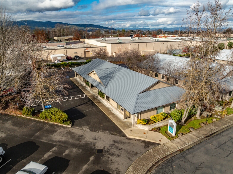 More Photos Of 925 Town Centre Dr, Medford Medical For Lease