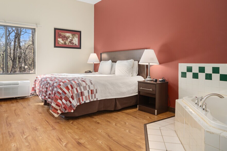 More Photos Of 240 Mitchelle Dr, Hendersonville Hotel For Sale