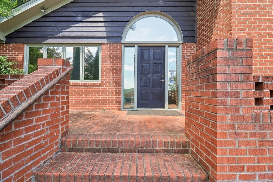 More Photos Of 1007 Carthage St, Sanford Medical For Lease