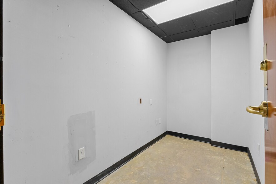 More Photos Of 3537 W Two Mile House Rd, Columbus General Retail For Lease