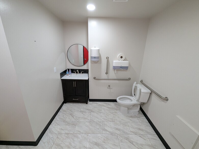 More Photos Of 4950 S Broadway St, Wichita Freestanding For Lease