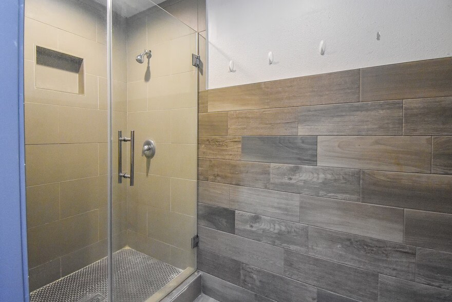 More Photos Of 19419 N Freeway, Spring General Retail For Sale