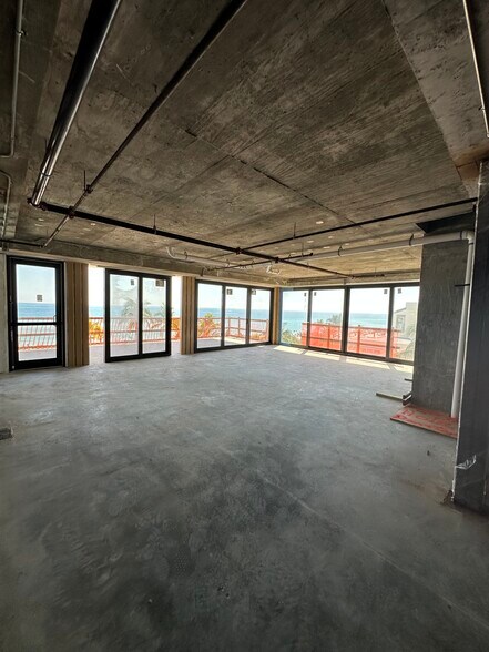 More Photos Of 1500 N Broadwalk, Hollywood Bar For Lease