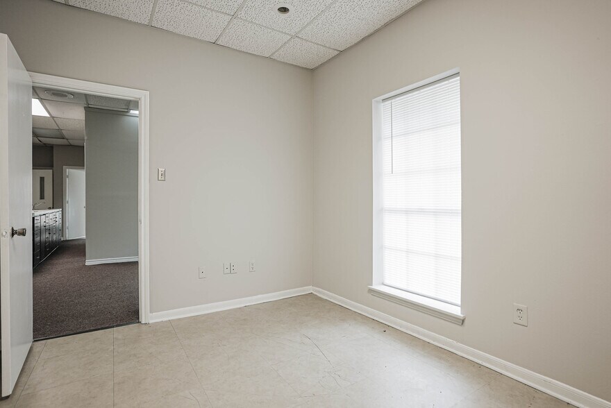 More Photos Of 14721 Pebble Bend Dr, Houston Medical For Sale