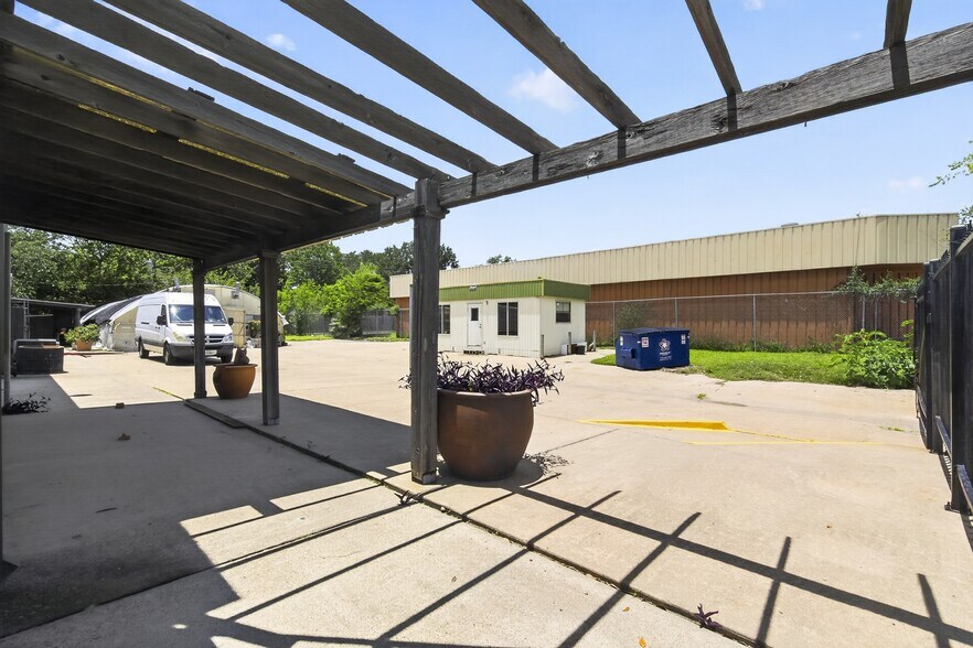 More Photos Of 2920 Dairy Ashford Rd, Houston Showroom For Sale