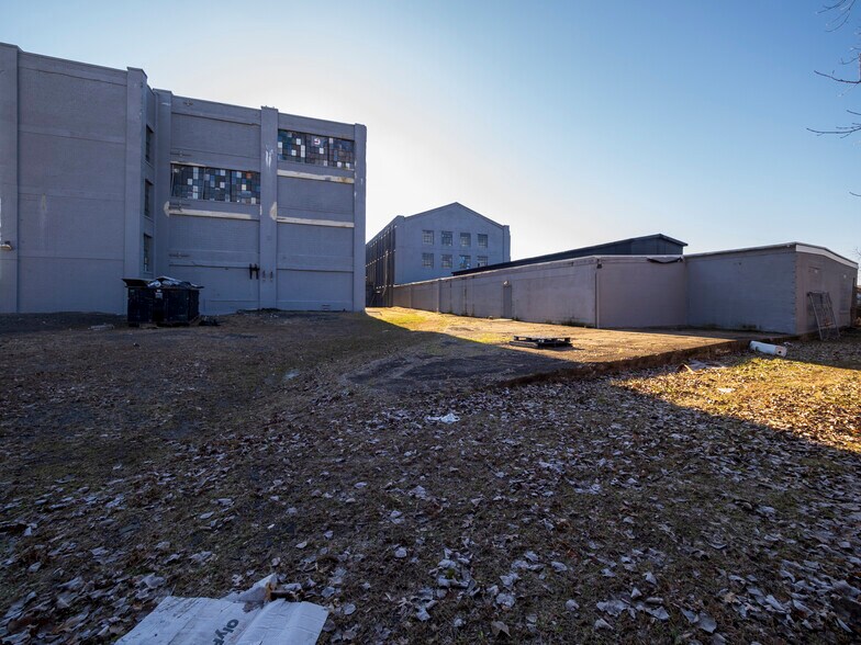 More Photos Of 39 Meade St, Trenton Distribution For Lease