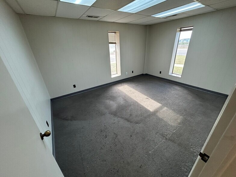 More Photos Of 29599 Old 20 Hwy, Madison Flex For Lease