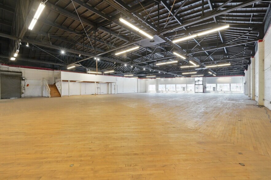 More Photos Of 7134 International Blvd, Oakland Showroom For Sale