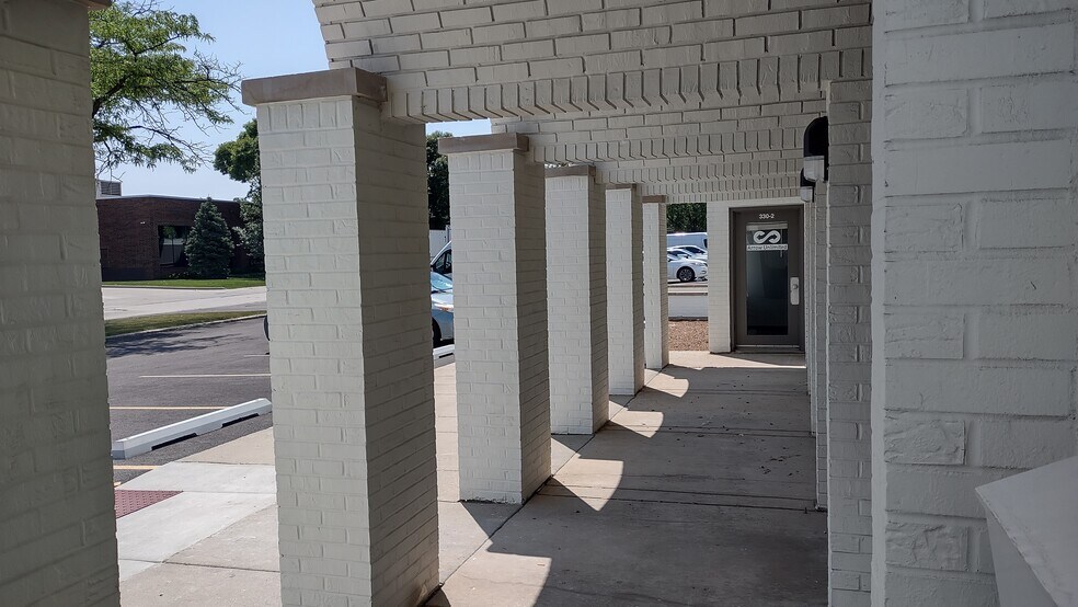 More Photos Of 310-340 Melvin, Northbrook Industrial For Lease