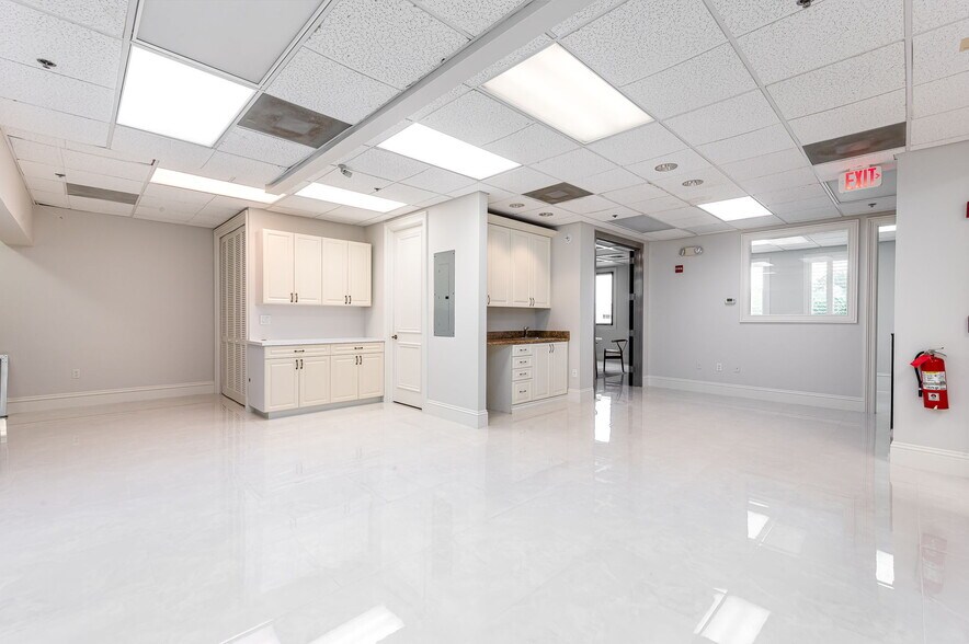 More Photos Of 1200 S Rogers Cir, Boca Raton Warehouse For Lease