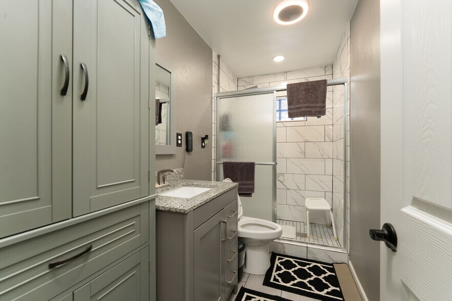 More Photos Of 1624 E Main St, Montrose Hotel For Sale