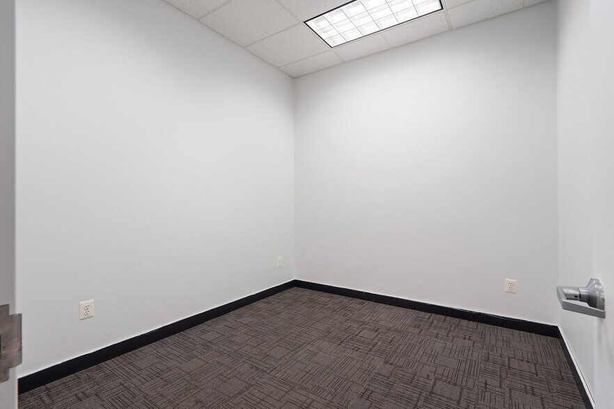 More Photos Of 912 W Bay Ave, Barnegat Storefront For Lease