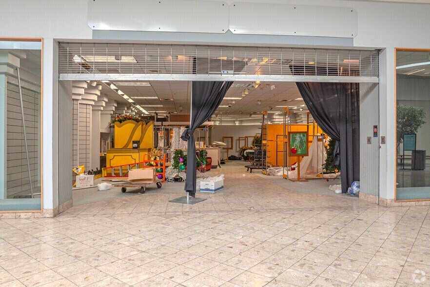 More Photos Of 2917 N Vermilion st, Danville General Retail For Lease