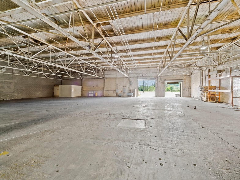 More Photos Of 1 Water St, Old Fort Distribution For Sale