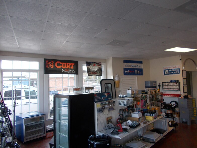 More Photos Of 225 W Hill St, Thomson Industrial For Sale