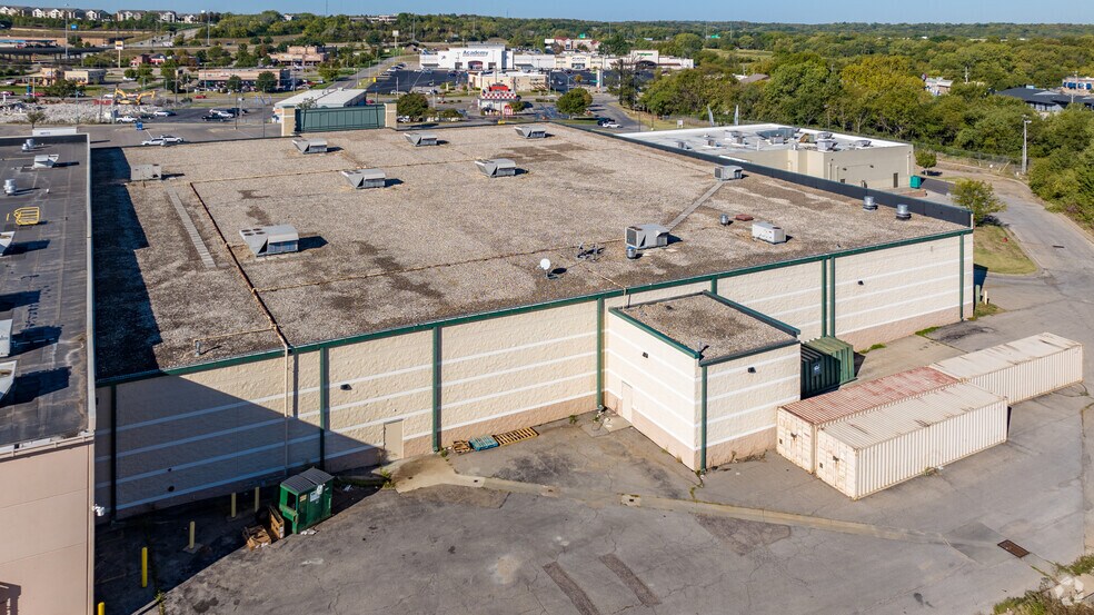 More Photos Of 5900 SW Huntoon St, Topeka Freestanding For Lease