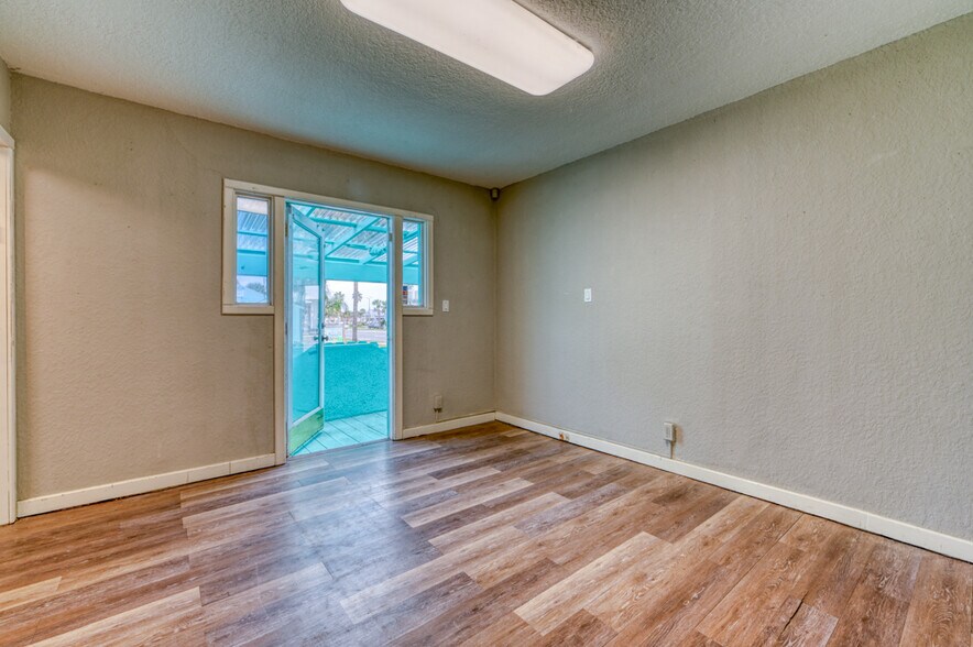 More Photos Of 1328 3rd St N, Jacksonville Beach Office For Lease