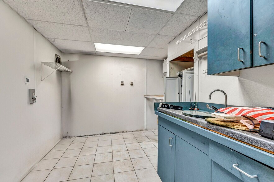 More Photos Of 6318 Lorain Ave, Cleveland Loft Creative Space For Sale