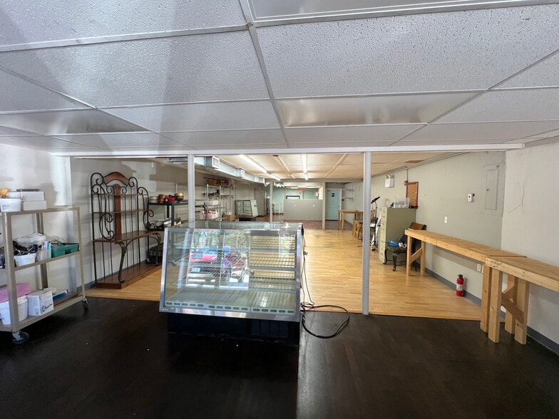 More Photos Of 128 Pleasant View Ave, Smithfield Freestanding For Lease