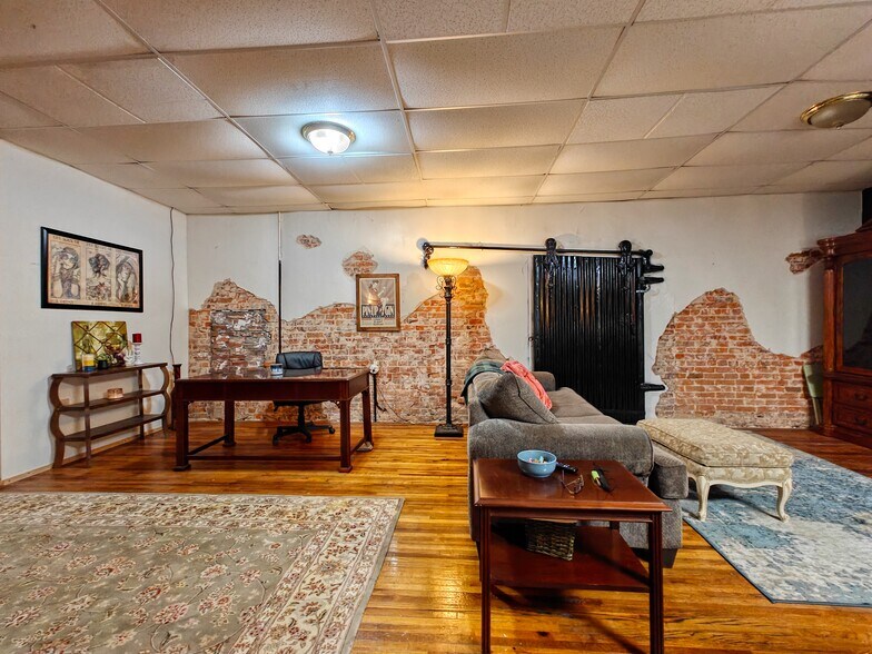 More Photos Of 121 N Poplar St, Paris Storefront Retail Residential For Sale