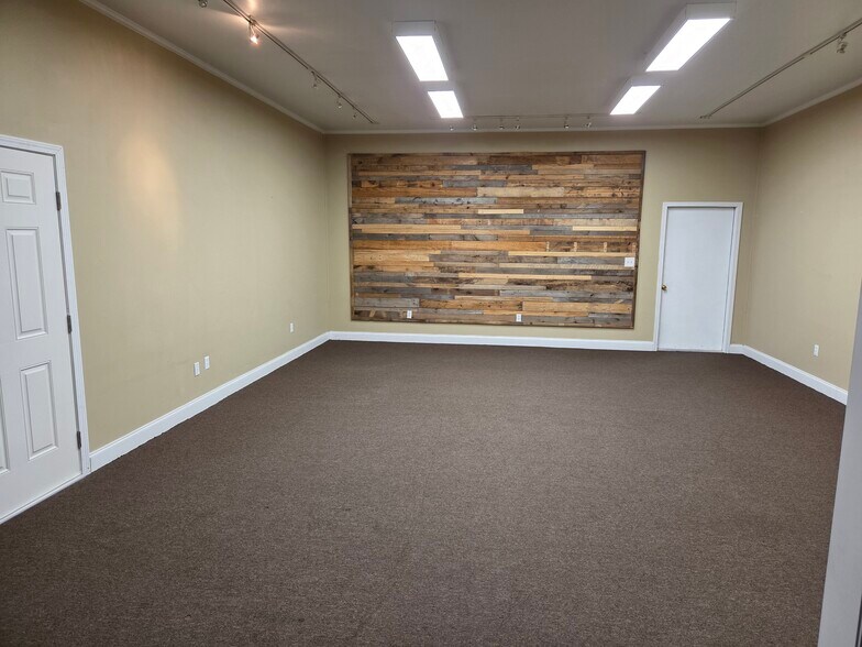 More Photos Of 3140 Lees Ln, Mobile Light Distribution For Lease