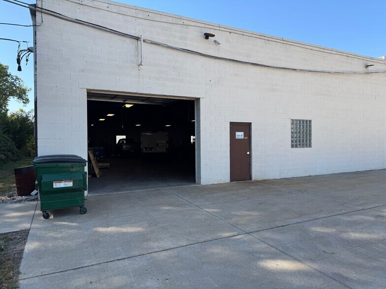 More Photos Of 213 Amendodge Dr, Shorewood Manufacturing For Sale