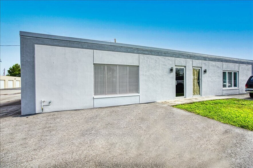 More Photos Of 2231-2235 Bruner Ln, Fort Myers Distribution For Sale