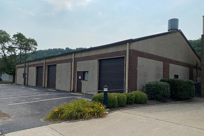 More Photos Of 411 Holmes St, Frankfort Light Distribution For Sale