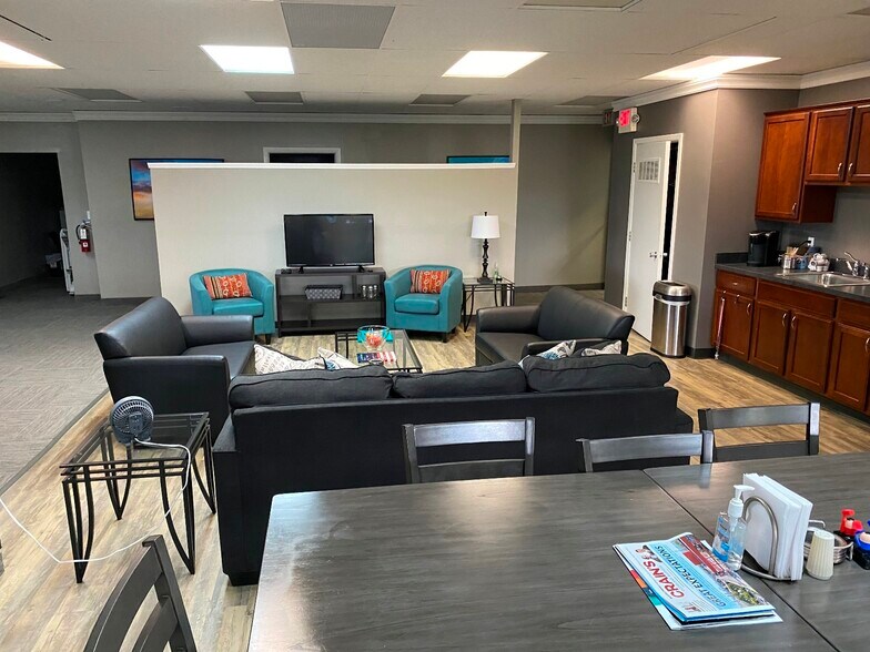 More Photos Of 6001 Cochran Rd, Solon Medical For Lease