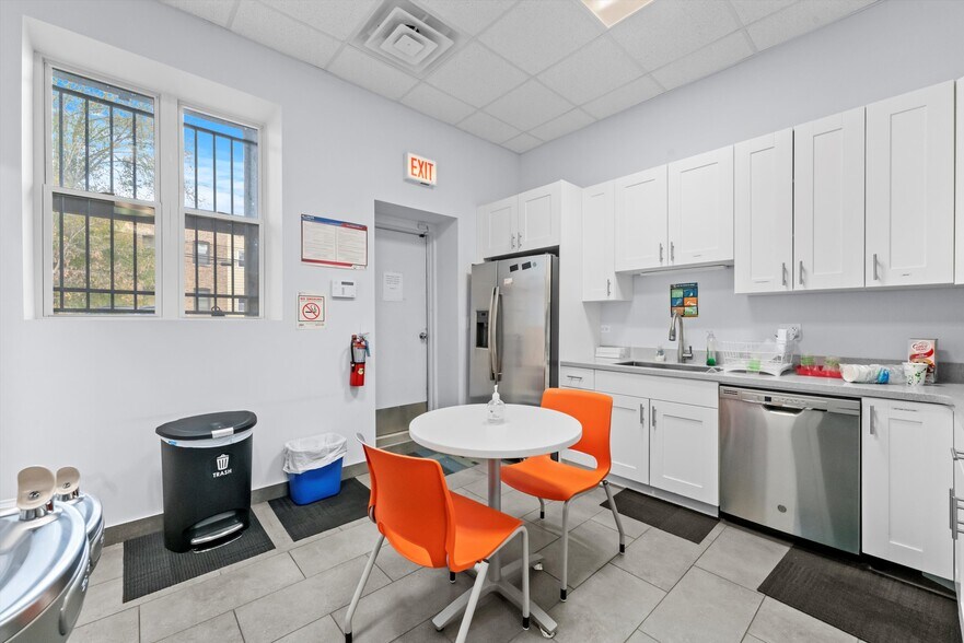 More Photos Of 2754 W Fullerton Ave, Chicago Freestanding For Lease