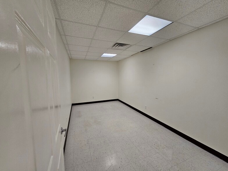 More Photos Of 1650 Vision Dr, Abilene Flex For Lease