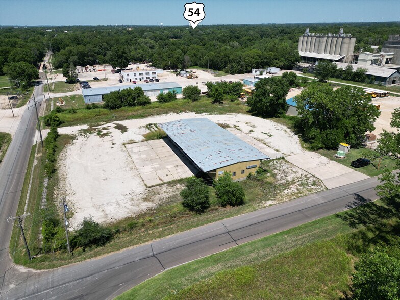 More Photos Of 1421 S Washington Ave, Iola Truck Terminal For Lease