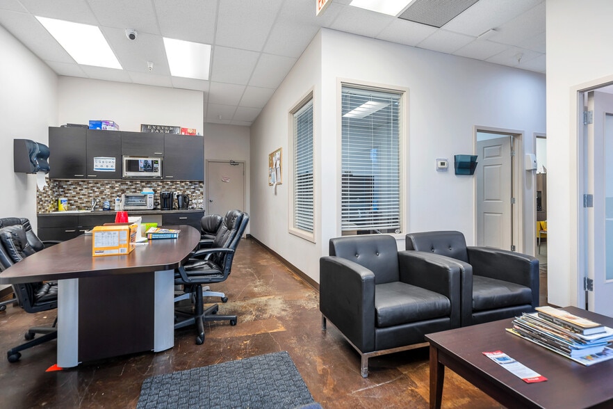 More Photos Of 2567 192nd St, Surrey Warehouse For Lease