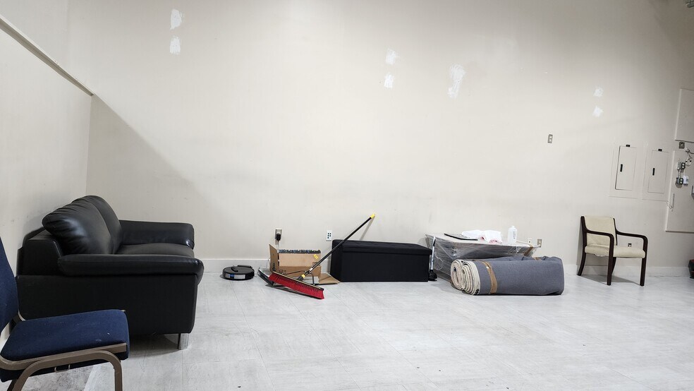 More Photos Of 1425 Ellsworth Industrial Dr, Atlanta Storefront Retail Office For Lease