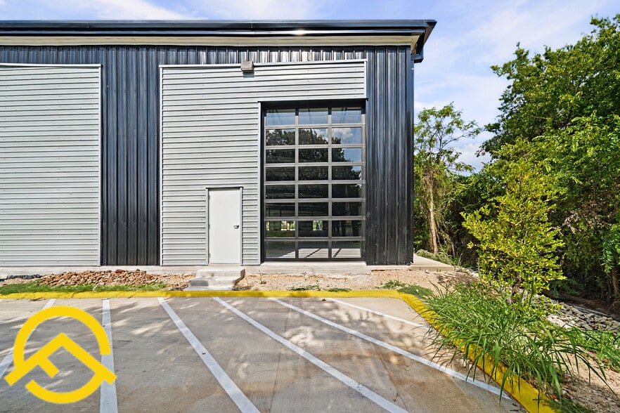 More Photos Of 300 Co Rd 199, Hutto Flex For Lease