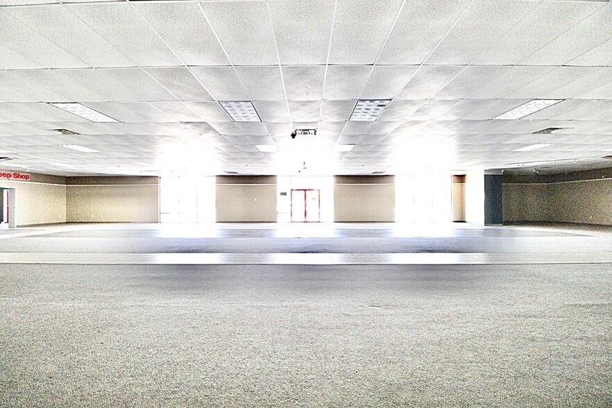 More Photos Of 1450 W Marion Ave, Lake Park Freestanding For Lease