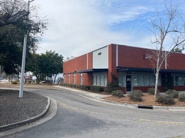 Primary Photo Of 609 Shipyard Blvd, Wilmington Office For Sale