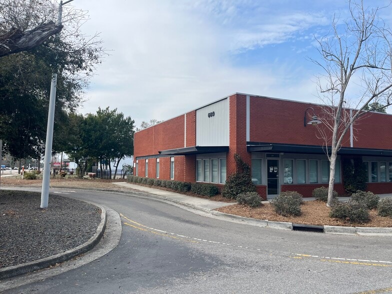 More Photos Of 609 Shipyard Blvd, Wilmington Office For Sale