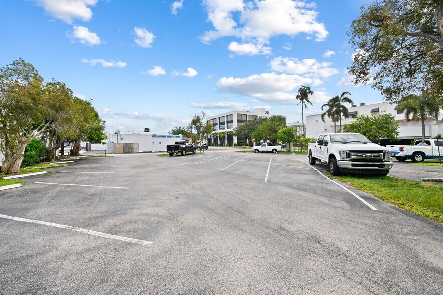 More Photos Of 2701-2709 E Oakland Park Blvd, Fort Lauderdale Storefront Retail Office For Lease