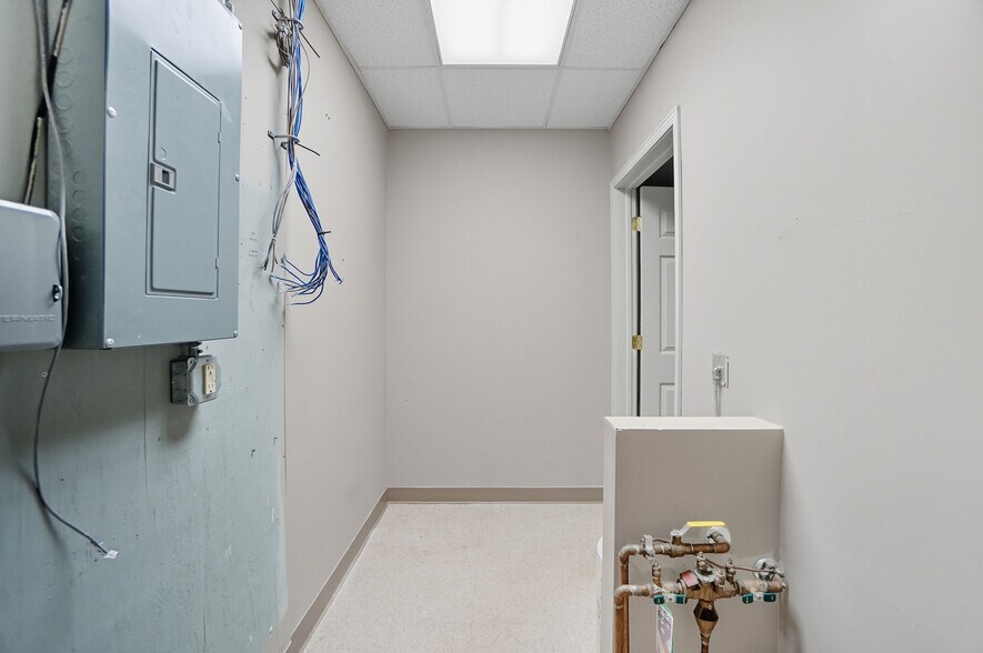 More Photos Of 1104-1124 Kemper Meadow Dr, Forest Park Storefront For Lease
