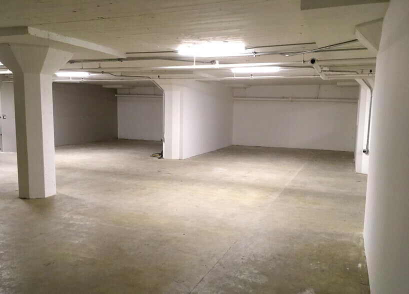 More Photos Of 405 Towne Ave, Los Angeles Showroom For Sale